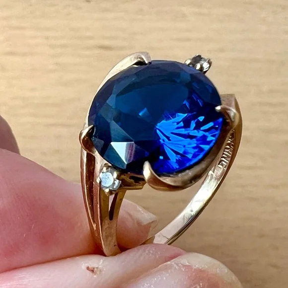 VINTAGE 10K YELLOW GOLD LARGE ROUND SYNTHETIC BLUE SPINEL RING SPRING HALLMARK